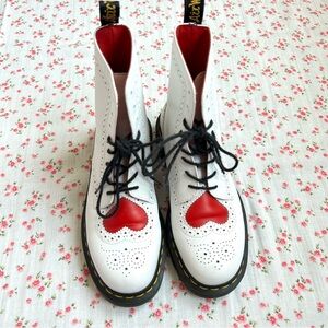 🌷Dr Martens Bentley II White and Red Heart Boots